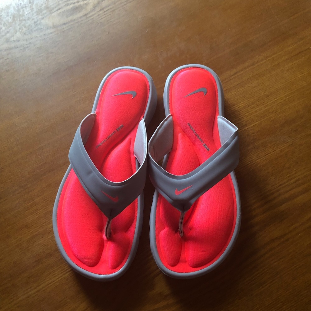 Nike memory foam flip flops